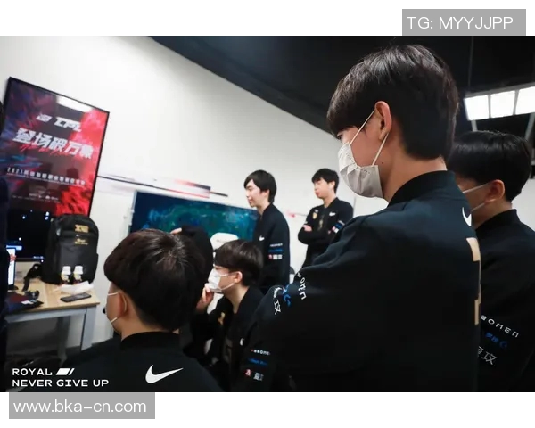 RNG战队在LPL赛场上演精彩开团瞬间引发全场热潮